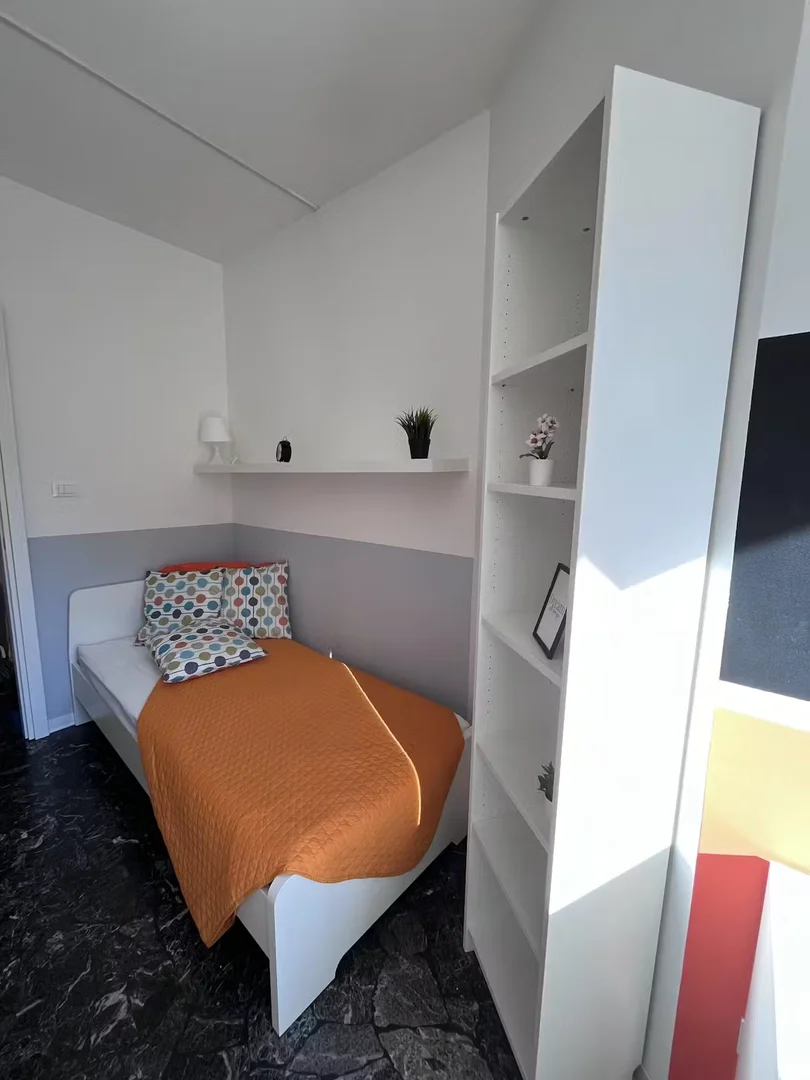 Quarto de estudante luminoso e arejado com acesso fácil à universidade em 