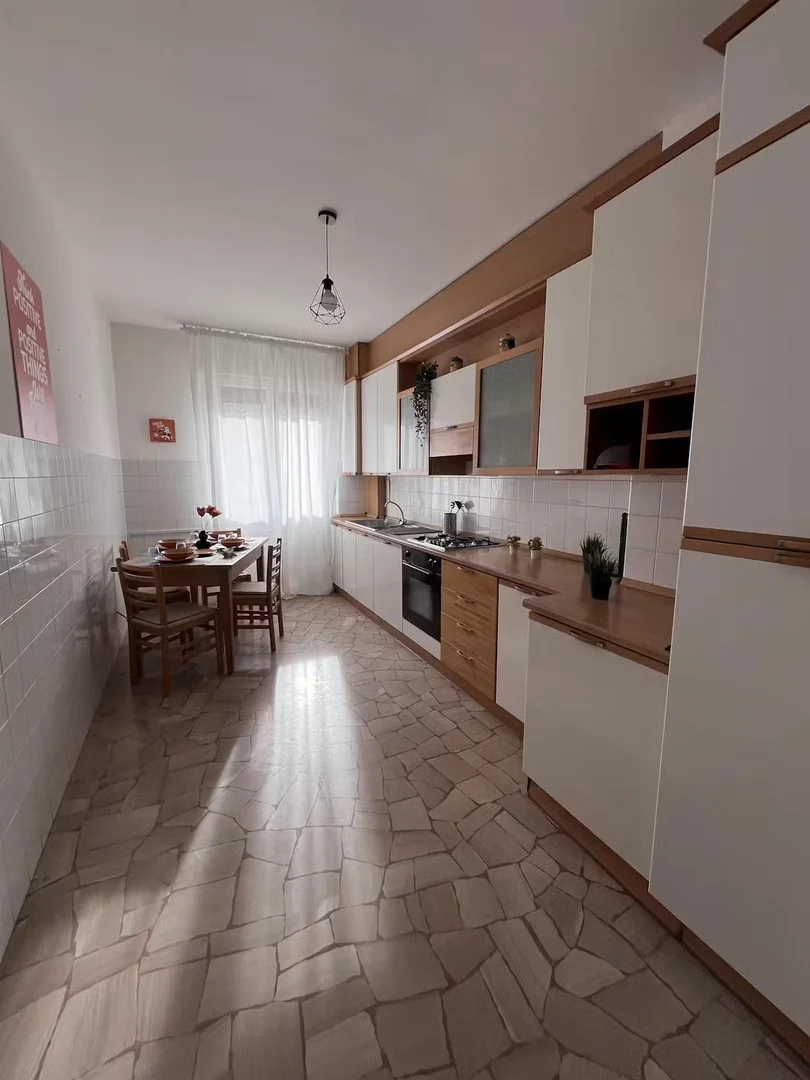 Quarto para alugar em apartamento de estudantes em , totalmente mobilado