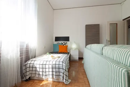 Quarto para alugar num apartamento partilhado em {area}