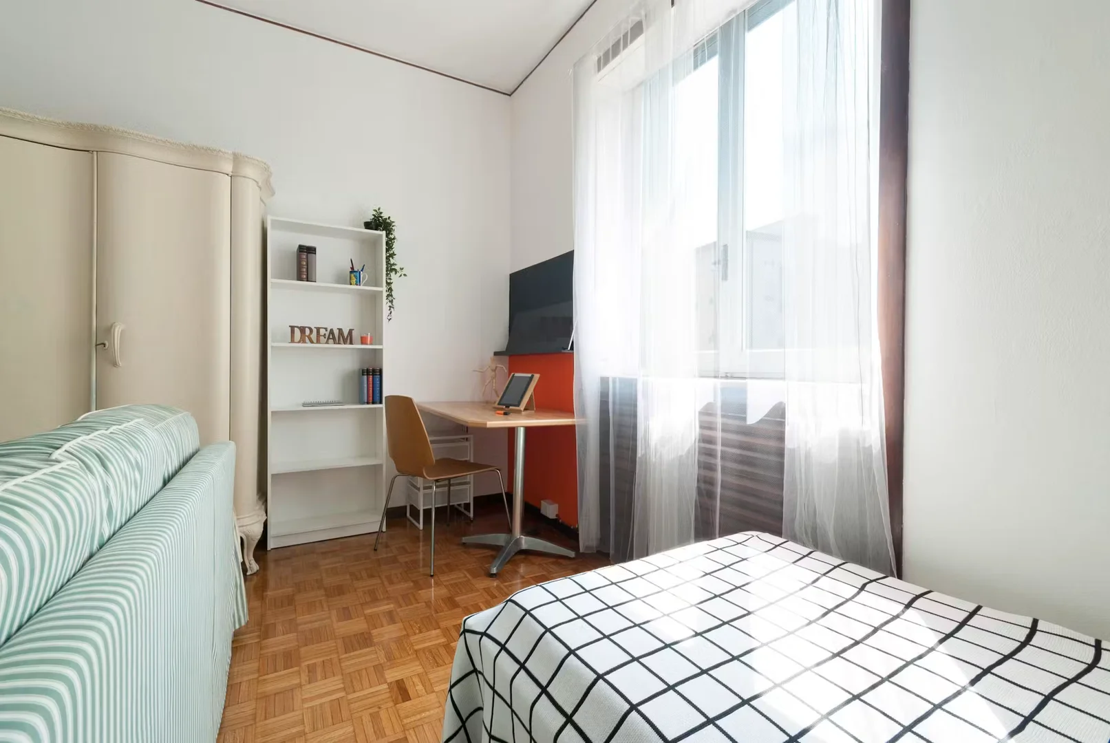 Quarto de estudante confortável e espaçoso em