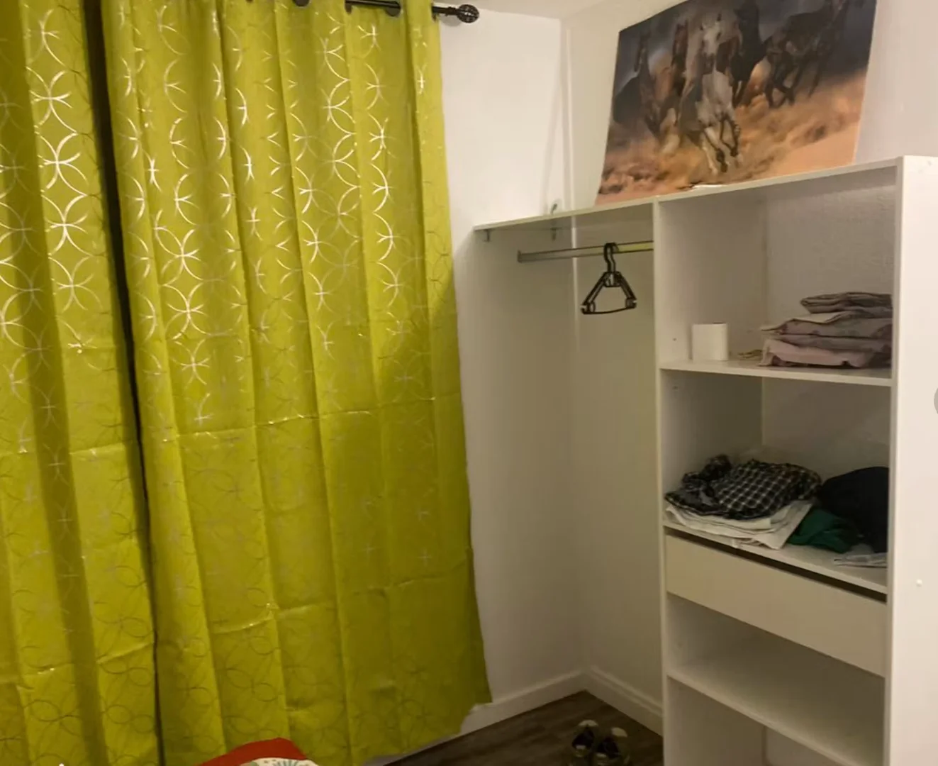 Habitación estudiantil amplia y cómoda en 