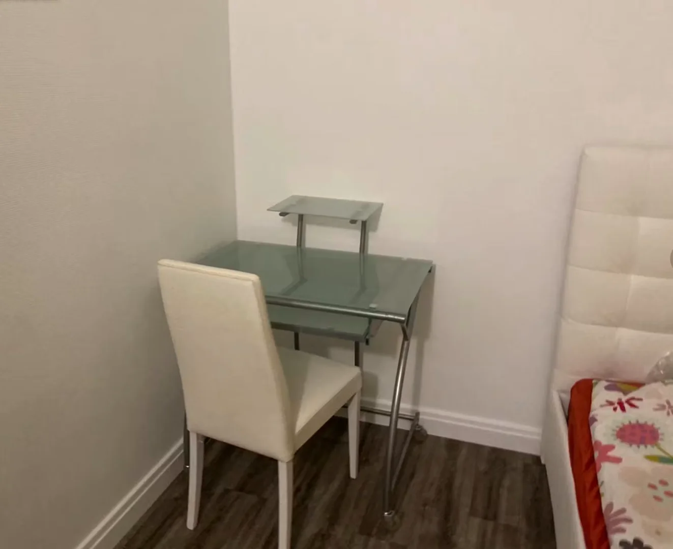 Habitación estudiantil funcional perfecta para estudiar en 