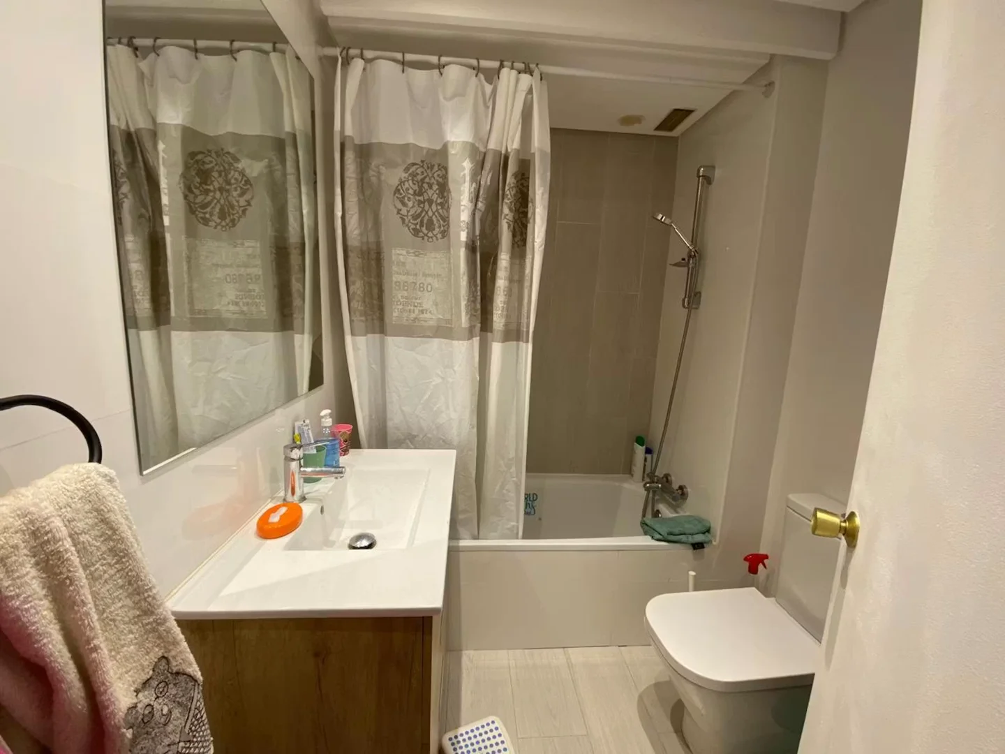 Comfortable and spacious student room in 