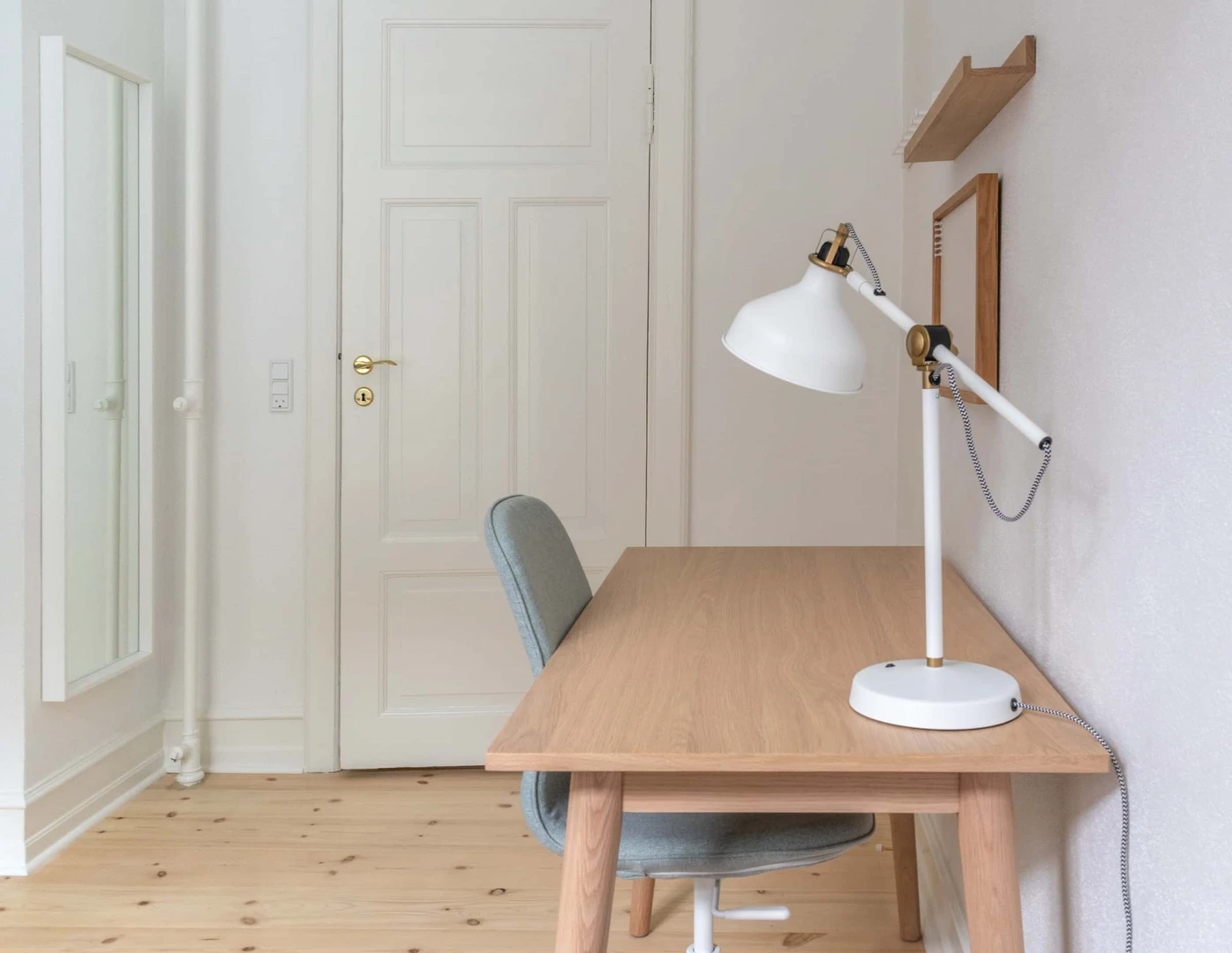 Chambre d'étudiant à  avec espace d'étude et installations communes