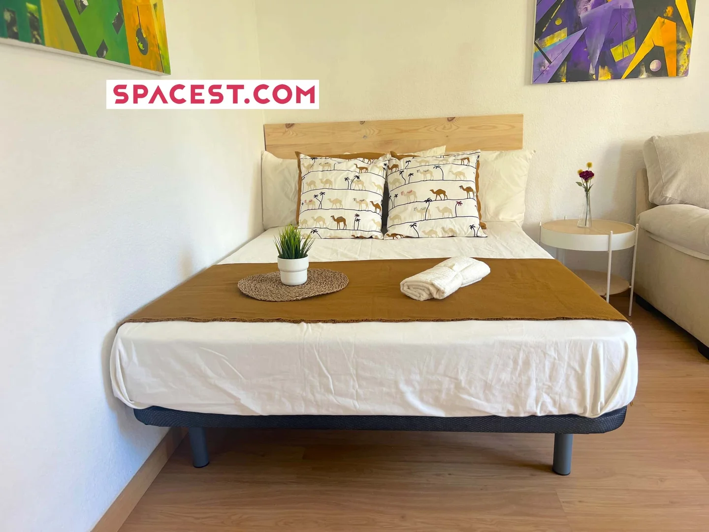 Habitación estudiantil funcional perfecta para estudiar en 