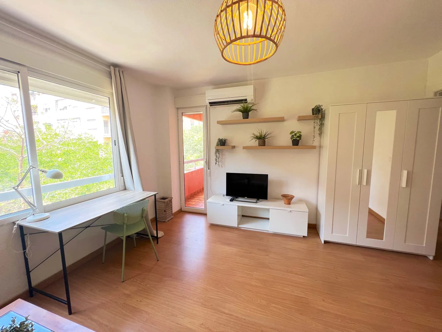 Habitación estudiantil luminosa y aireada con fácil acceso a la universidad en 