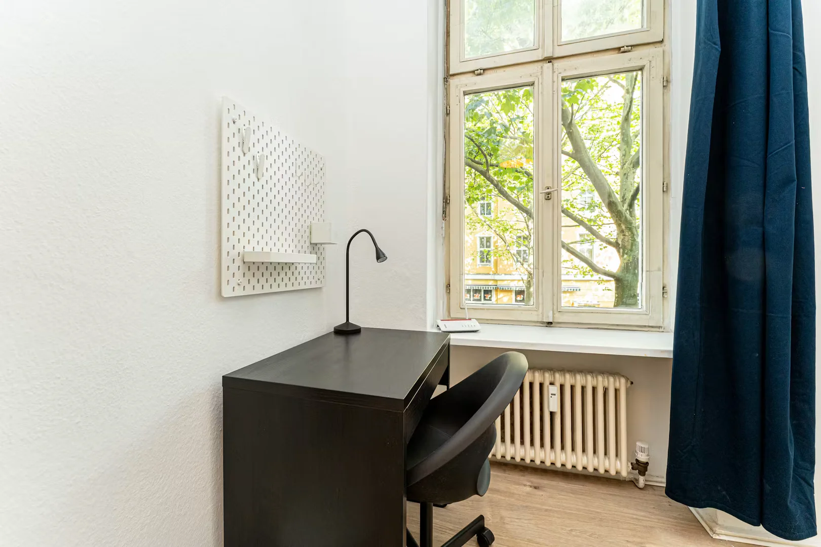 Functional student room perfect for studying in 