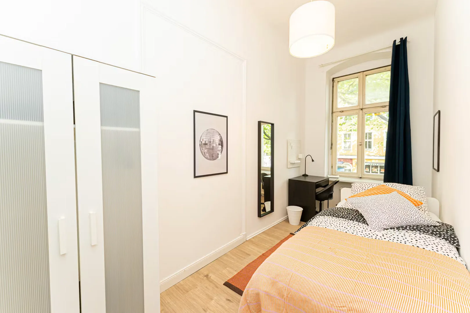 Affordable room for students with ample lighting in 