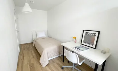 Cheap private room in {area}