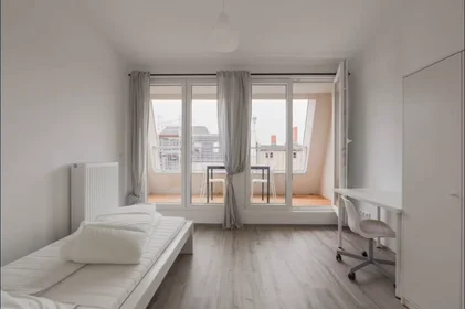 Habitación en alquiler con cama doble {area}