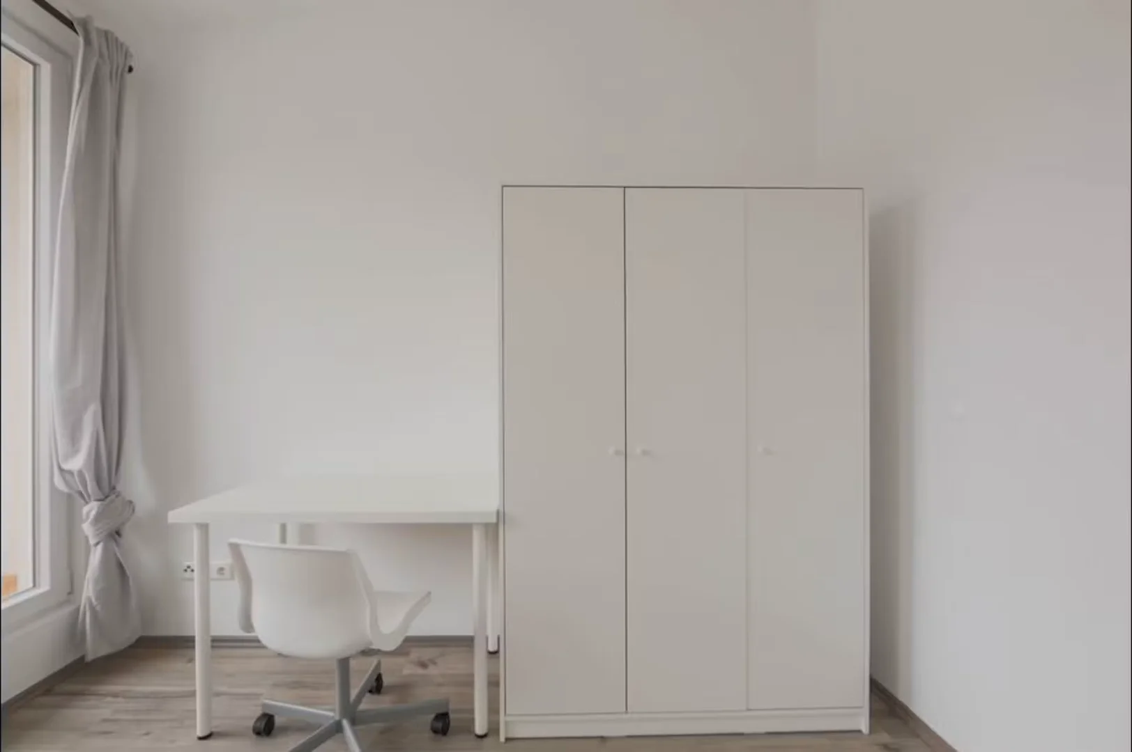 Habitación estudiantil luminosa y aireada con fácil acceso a la universidad en