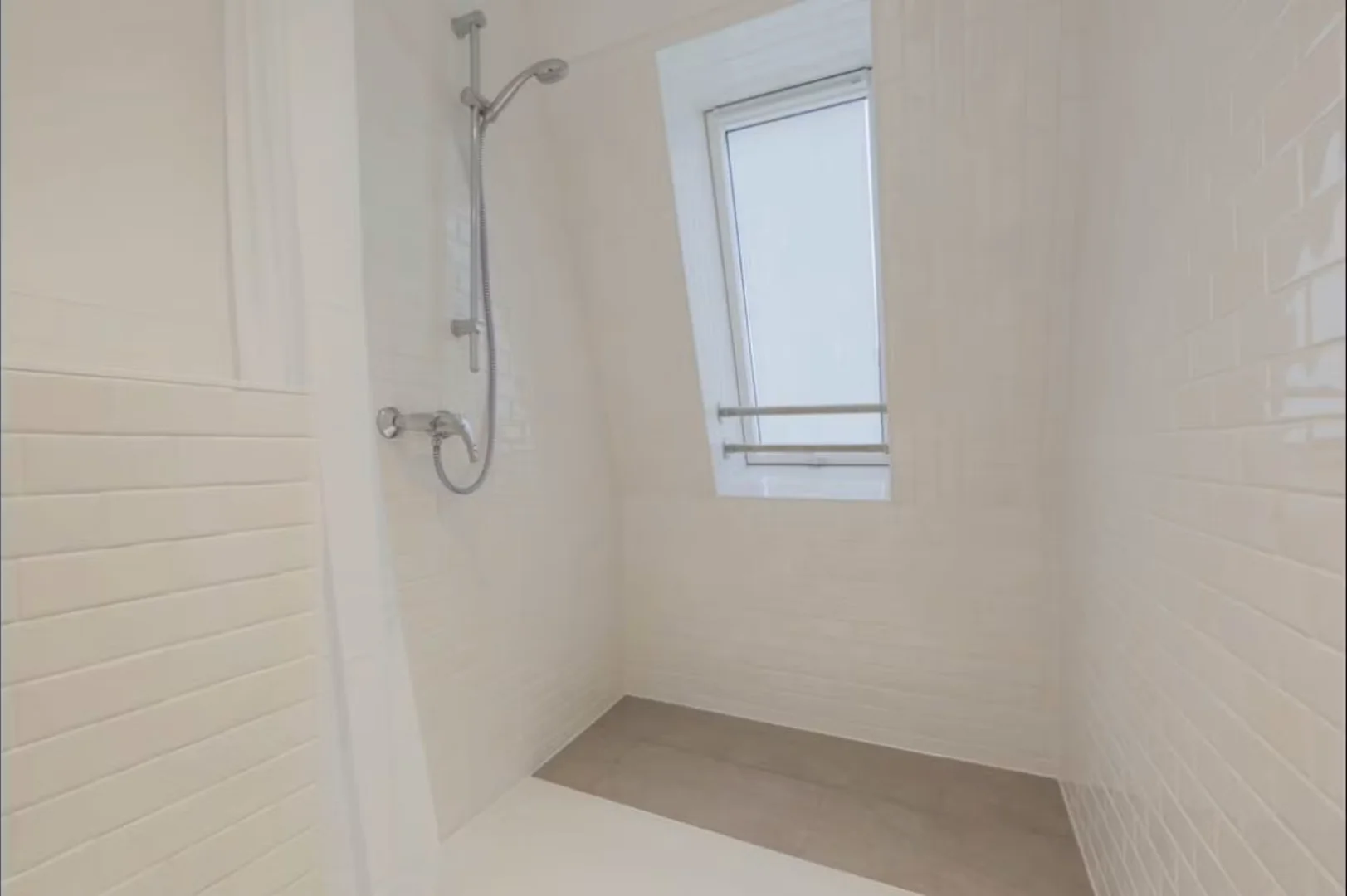 Habitación estudiantil luminosa y aireada con fácil acceso a la universidad en