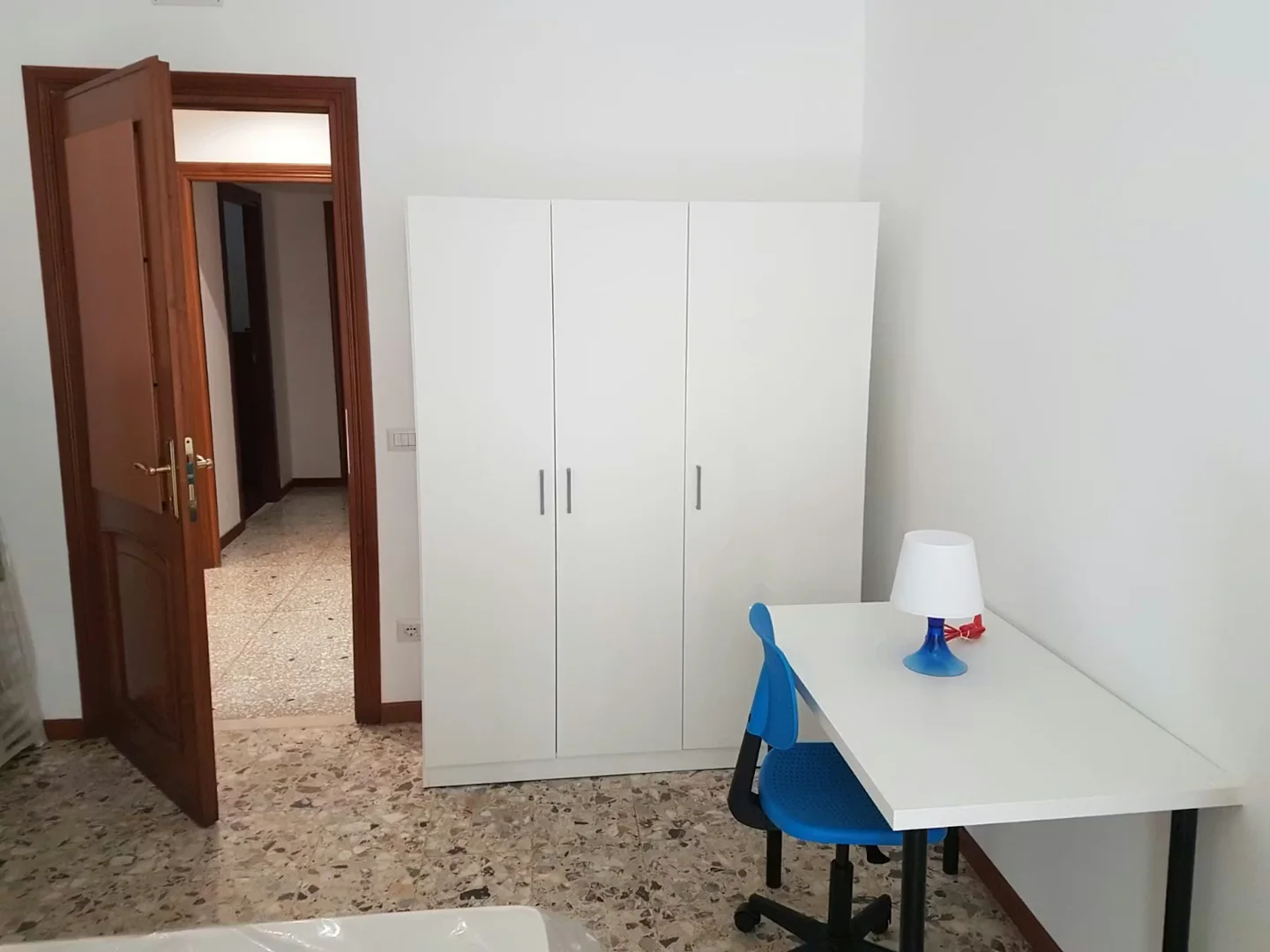 Helles und luftiges Studentenzimmer mit einfachem Zugang zur Universität in 