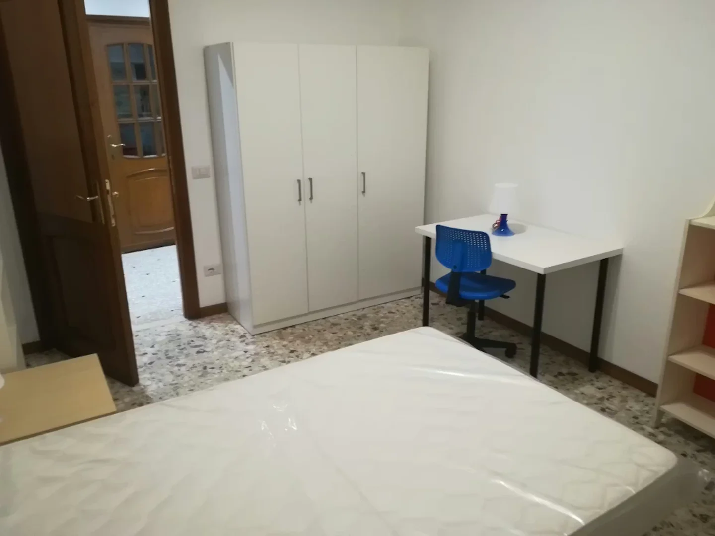 Zimmer in Studentenwohnung in  zu vermieten, voll möbliert