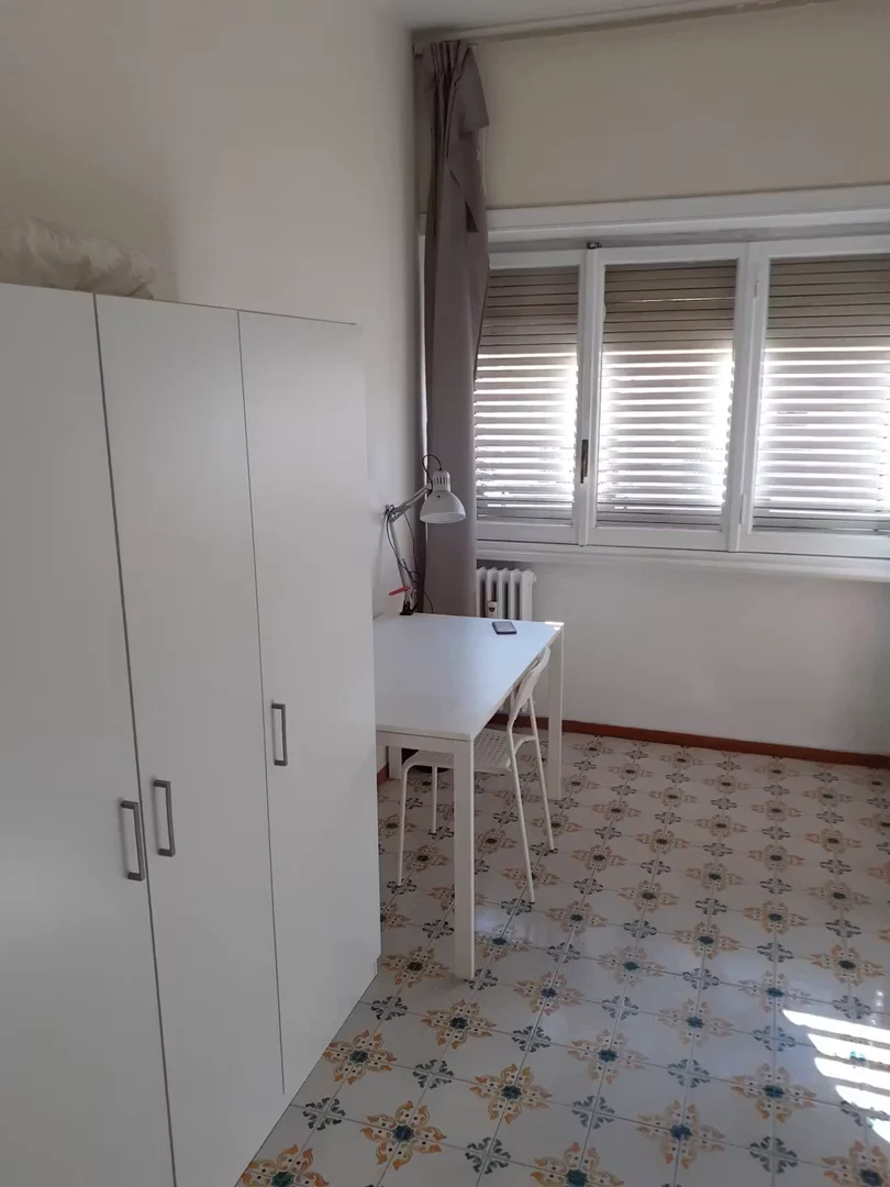 Quarto de estudante económico com localização conveniente em 