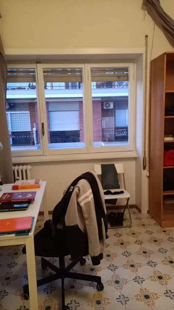 Quarto acessível para estudantes com iluminação ampla em 