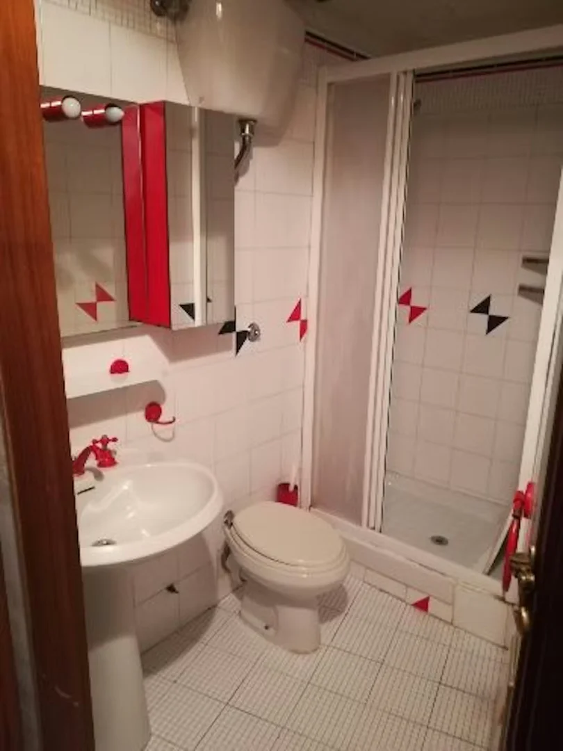 Chambre d'étudiant à  avec espace d'étude et installations communes