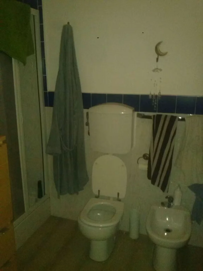 Habitación estudiantil luminosa y aireada con fácil acceso a la universidad en 