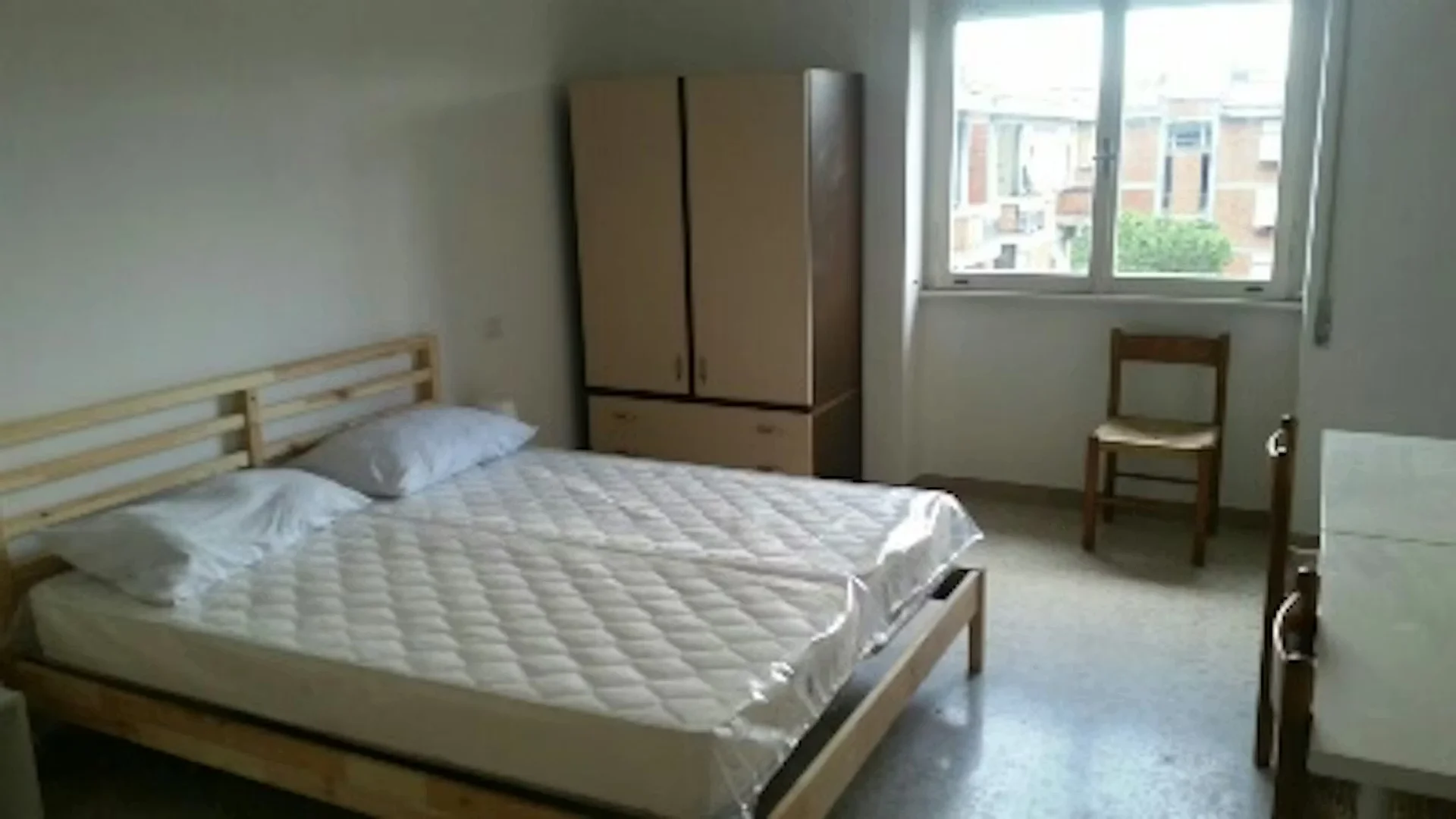 Funktionelles Studentenzimmer perfekt zum Studieren in 