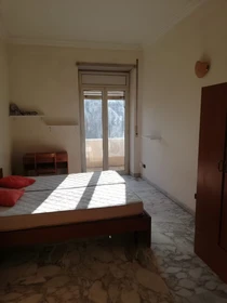 Cheap private room in Roma