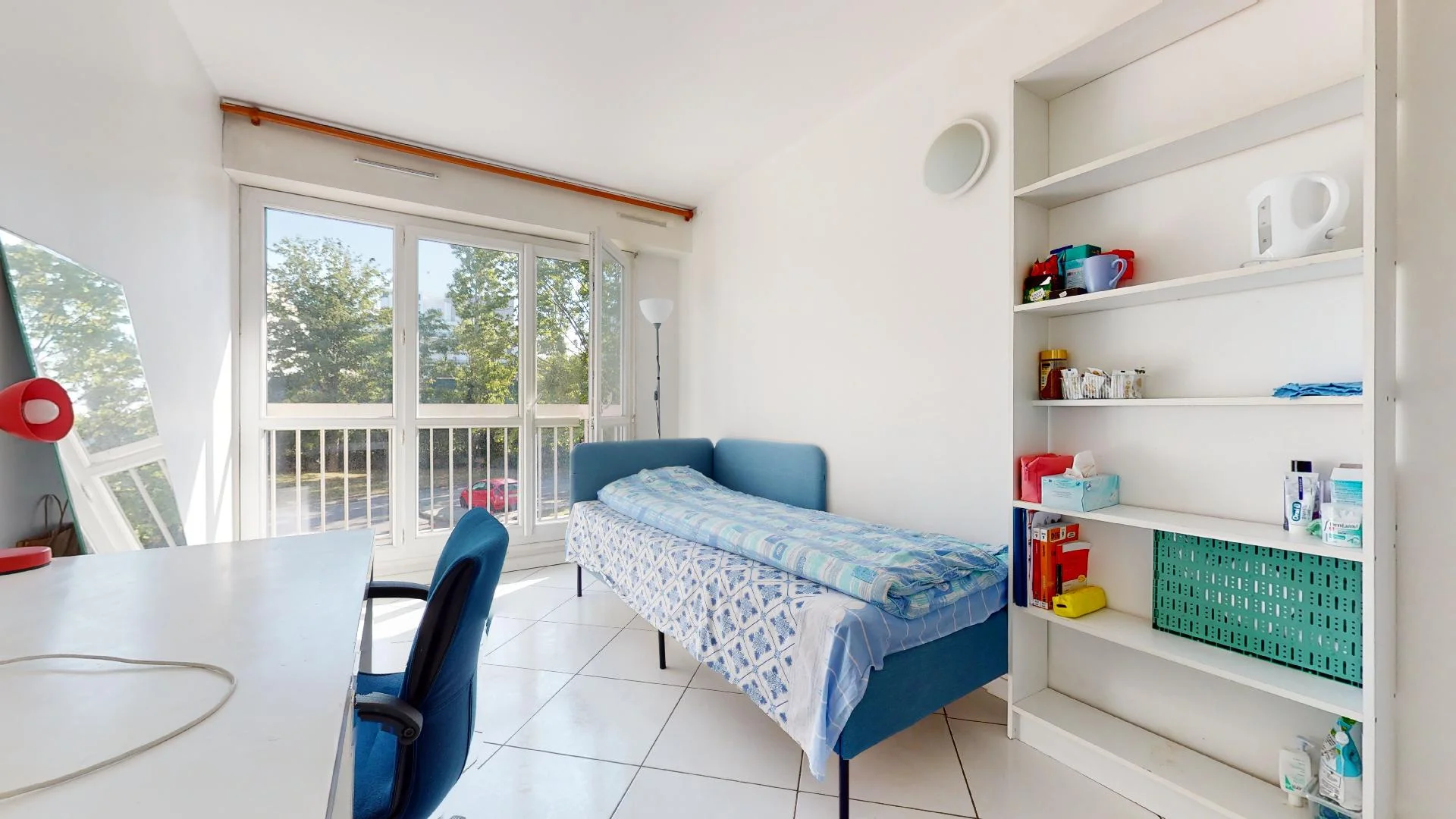 Habitación estudiantil luminosa y aireada con fácil acceso a la universidad en 