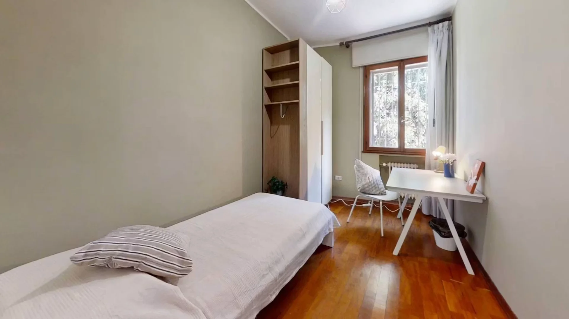 Studentenzimmer in  mit Arbeitsbereich und Gemeinschaftseinrichtungen