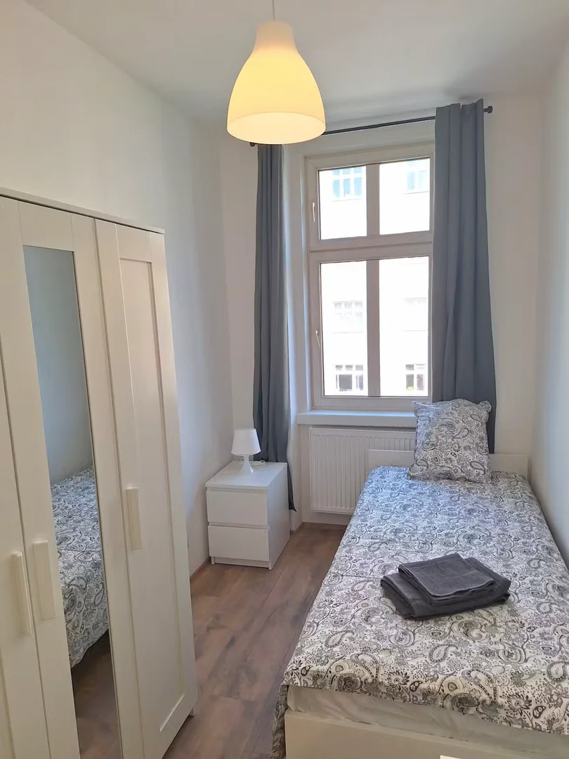Room for rent in student apartment in , fully furnished