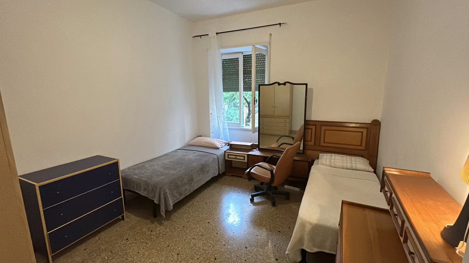 'da ders çalışmak için mükemmel olan fonksiyonel öğrenci odası