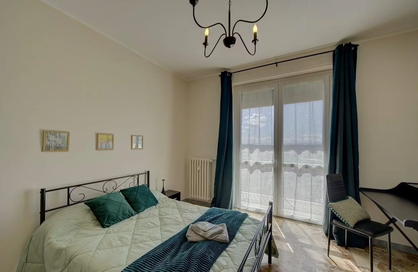 Quarto acolhedor para estudantes disponível em