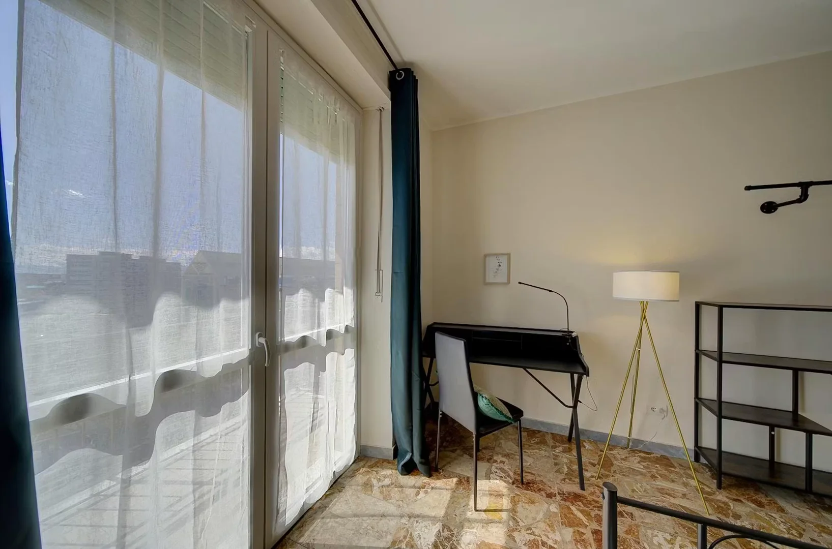 Quarto de estudante luminoso e arejado com acesso fácil à universidade em