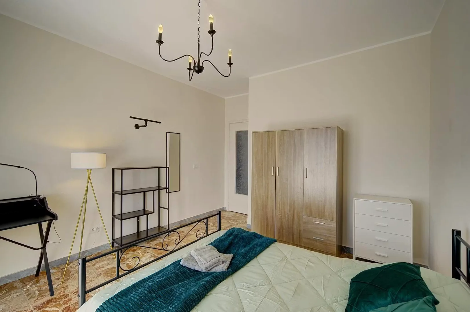 Quarto acessível para estudantes com iluminação ampla em