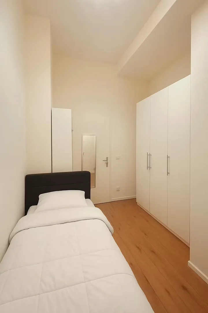 Quarto de estudante em  com área de estudo e instalações partilhadas