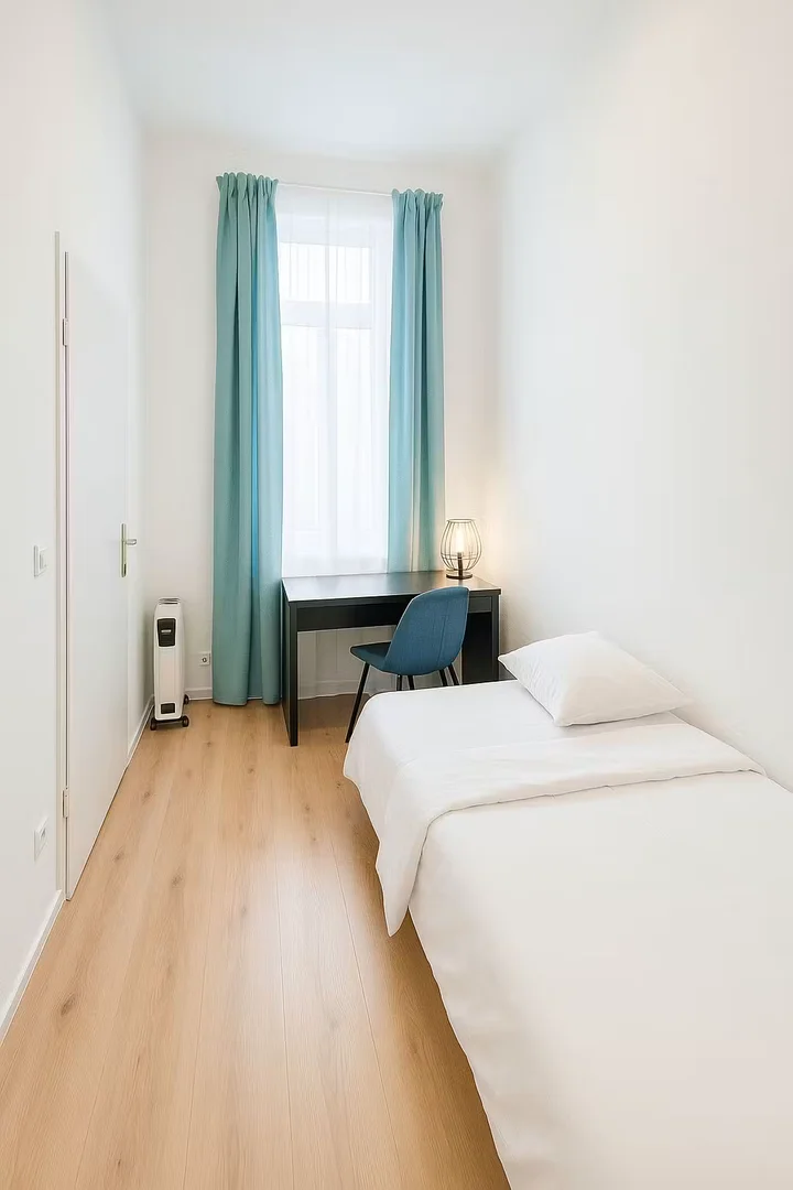 Quarto de estudante confortável e espaçoso em 