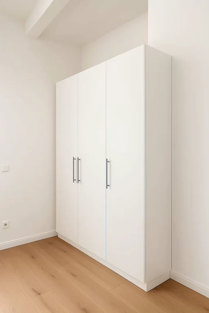 Quarto de estudante luminoso e arejado com acesso fácil à universidade em 