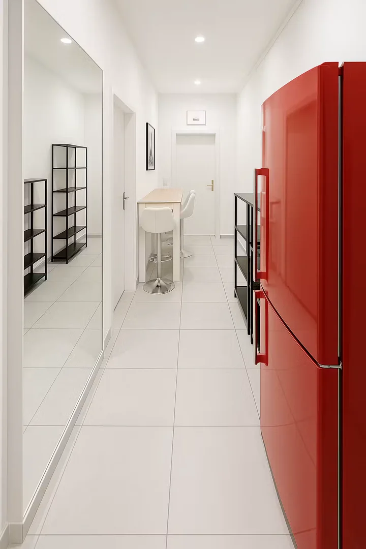Quarto acessível para estudantes com iluminação ampla em 