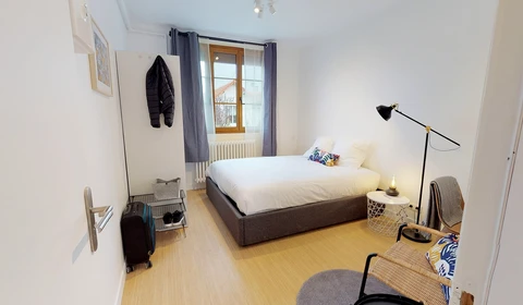 Renting rooms by the month in Noisy-le-grand