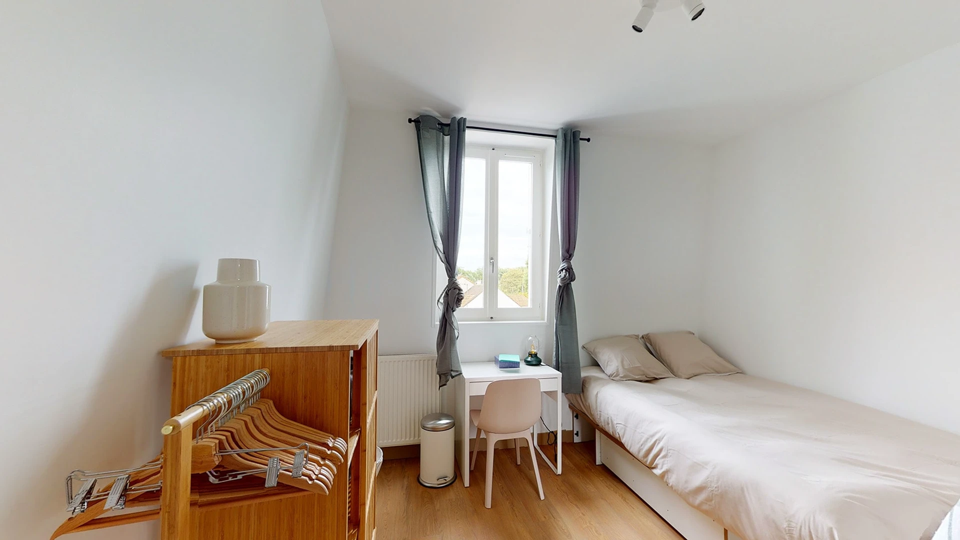 Cheap private room in Paris