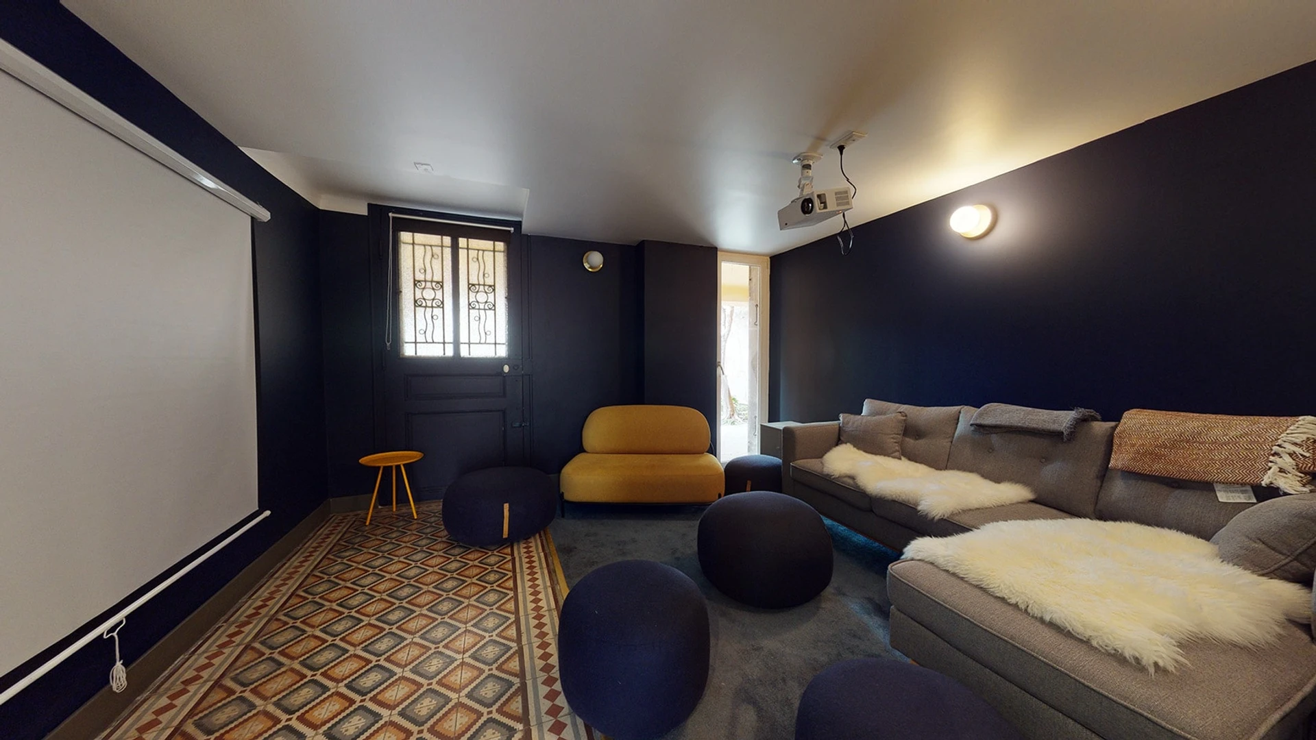 Bright private room in Marseille