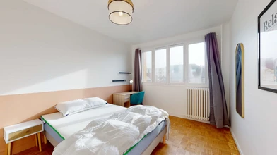 Cheap private room in Paris