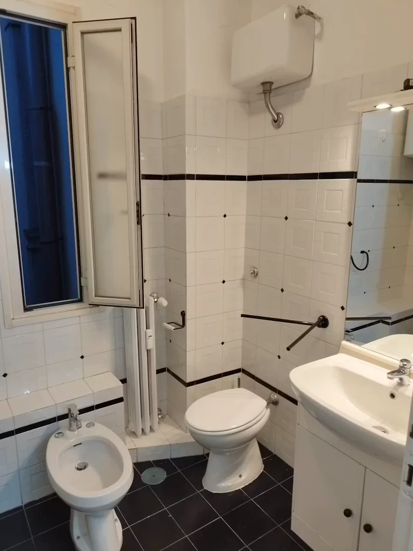 Habitación estudiantil luminosa y aireada con fácil acceso a la universidad en