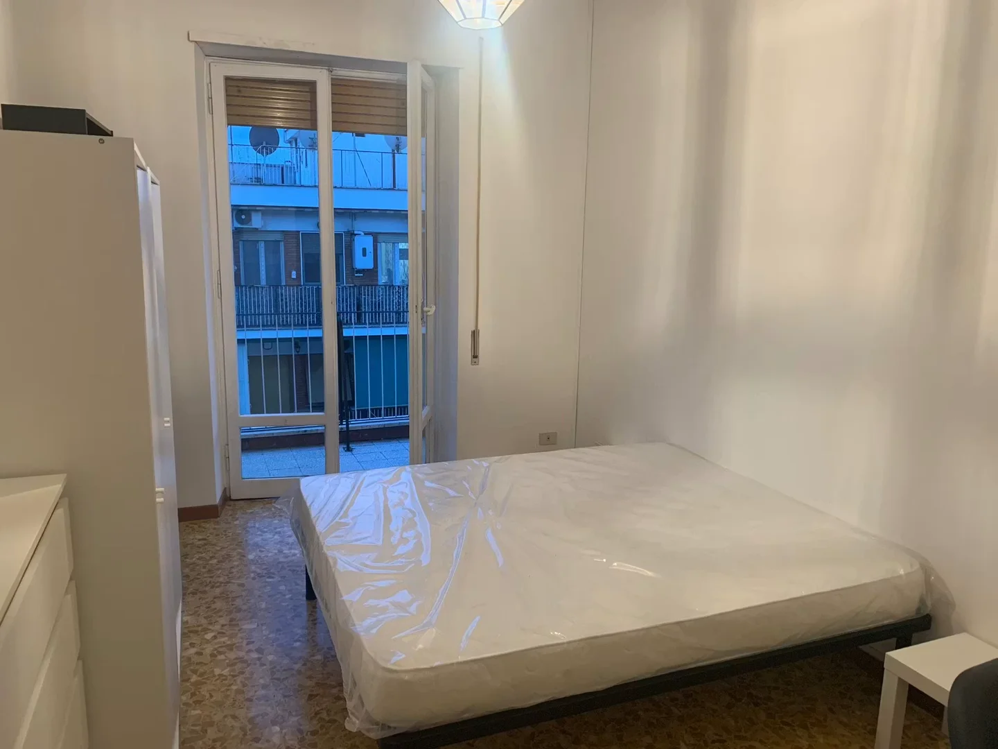 Habitación estudiantil luminosa y aireada con fácil acceso a la universidad en