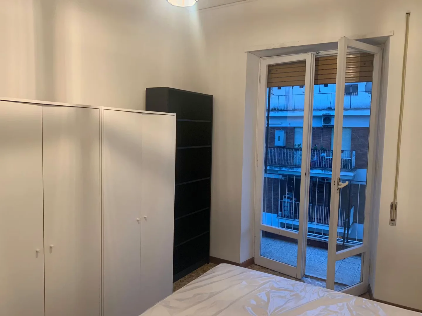 Habitación asequible para estudiantes con buena iluminación en