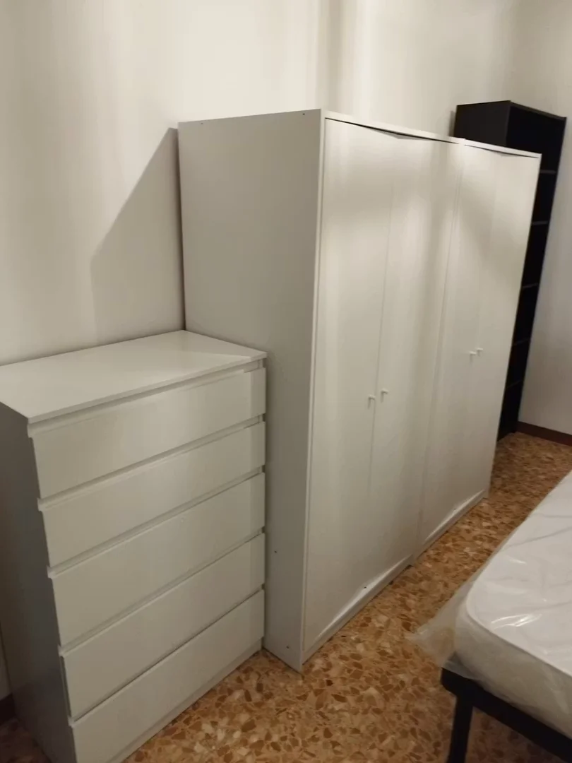 Habitación estudiantil económica cerca del campus en