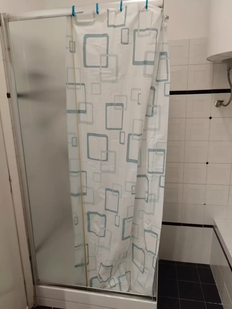 Habitación estudiantil económica con ubicación conveniente en