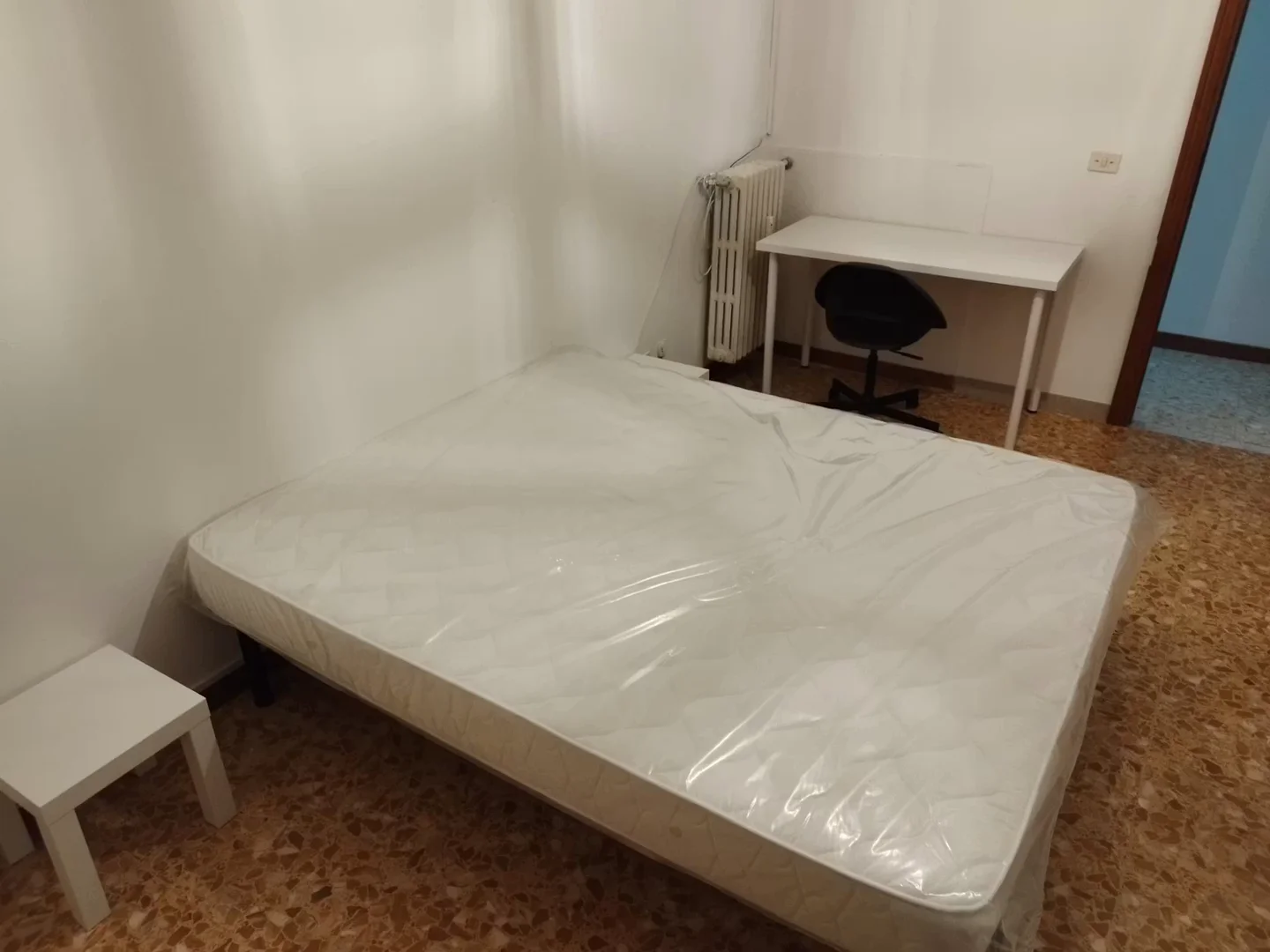 Habitación estudiantil funcional perfecta para estudiar en