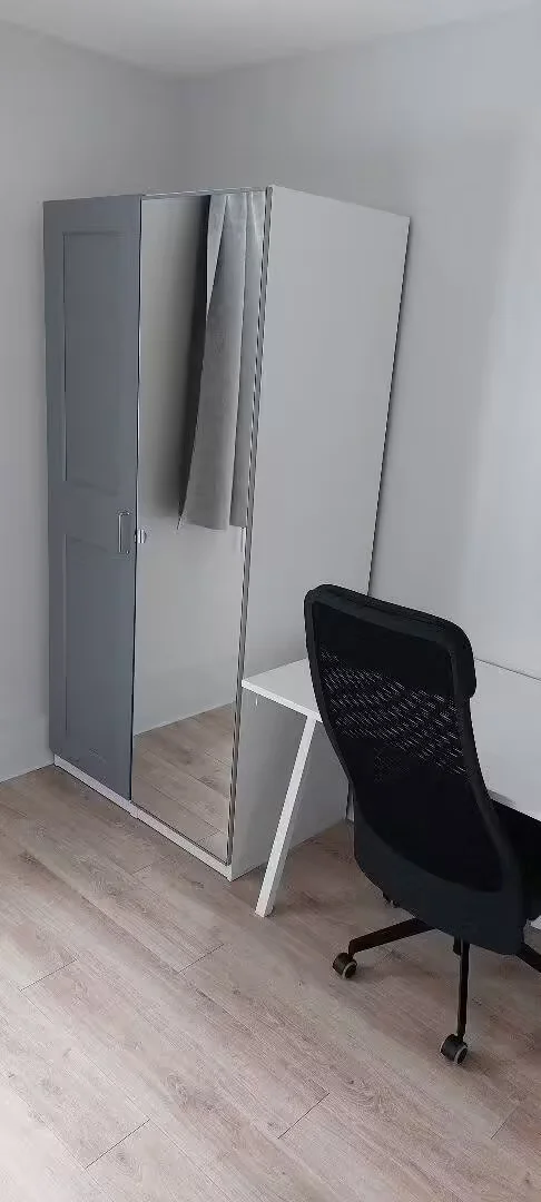 Habitación estudiantil luminosa y aireada con fácil acceso a la universidad en 