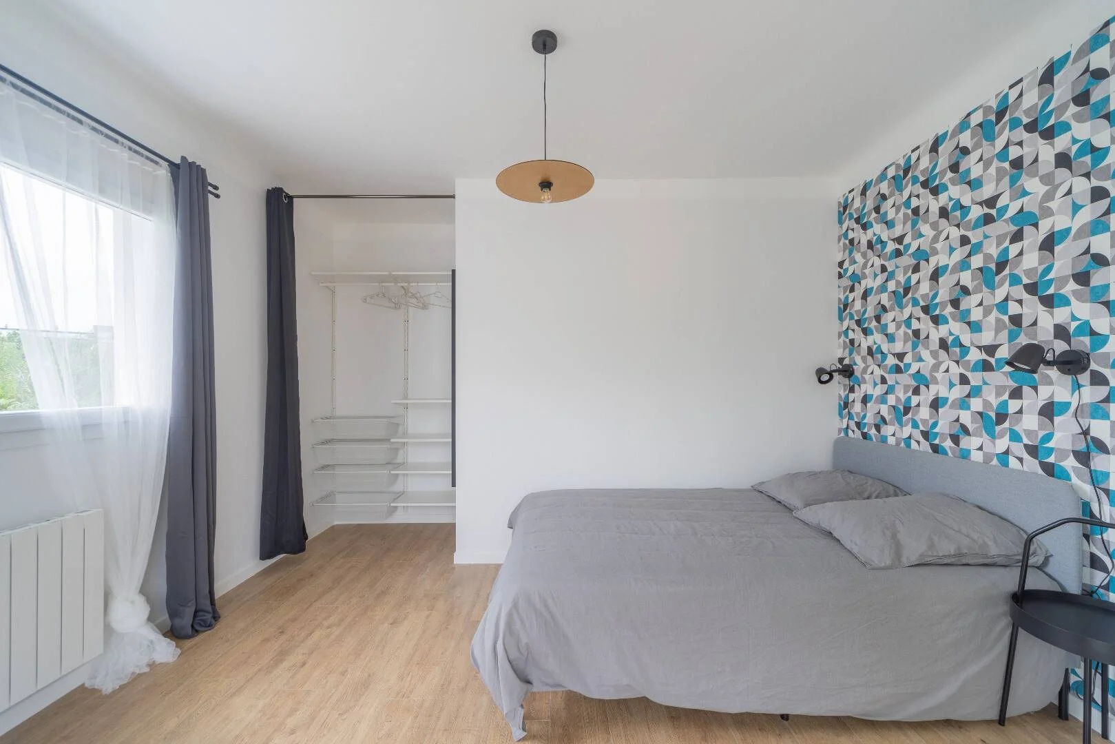 Quarto de estudante em  com área de estudo e instalações partilhadas