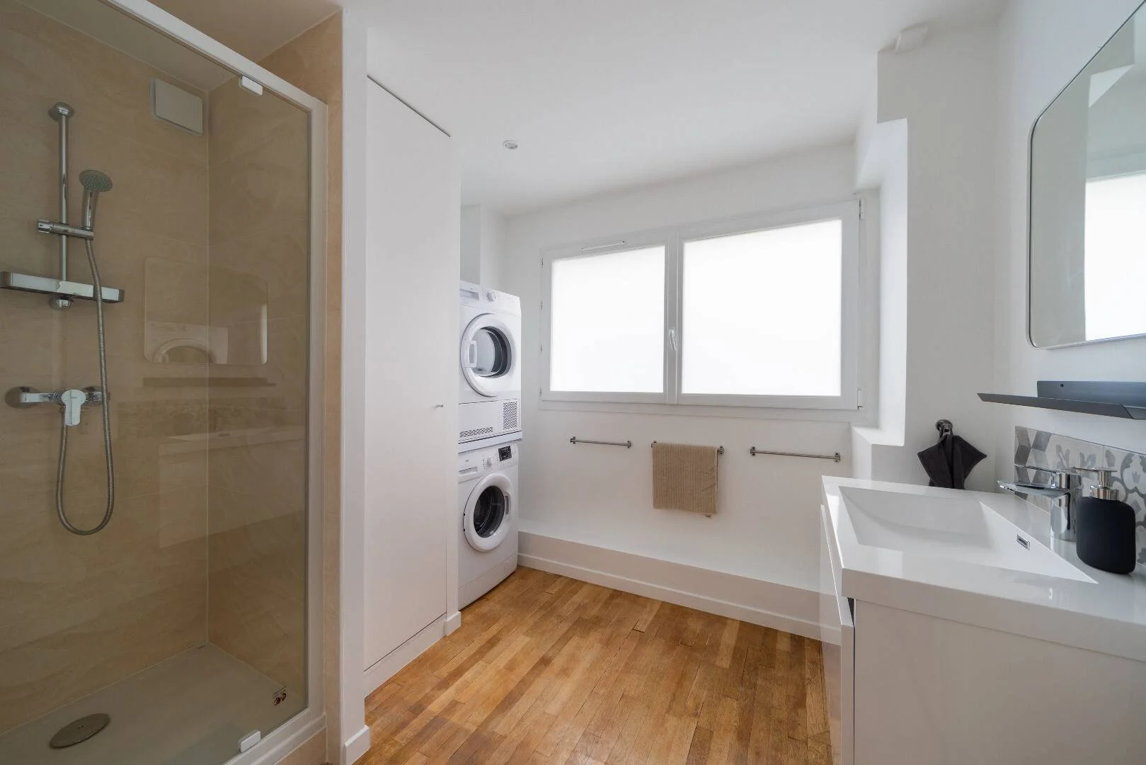 Quarto de estudante em  com área de estudo e instalações partilhadas