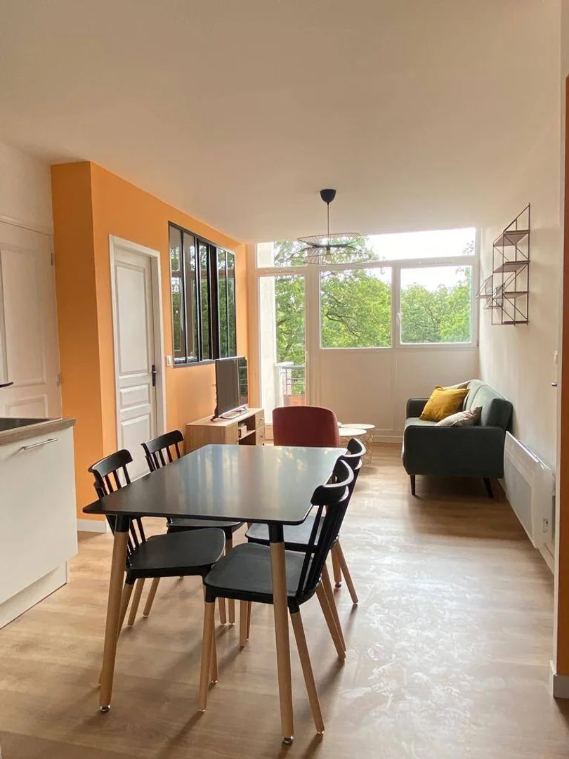 Economical student room with convenient location in 