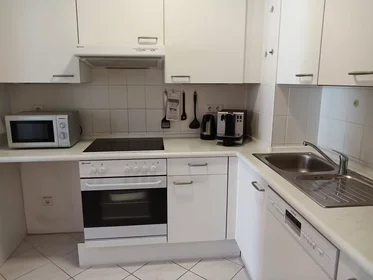 Quarto privado em Kleine Alexanderstraße, Mitte, imagem 5 de 10
